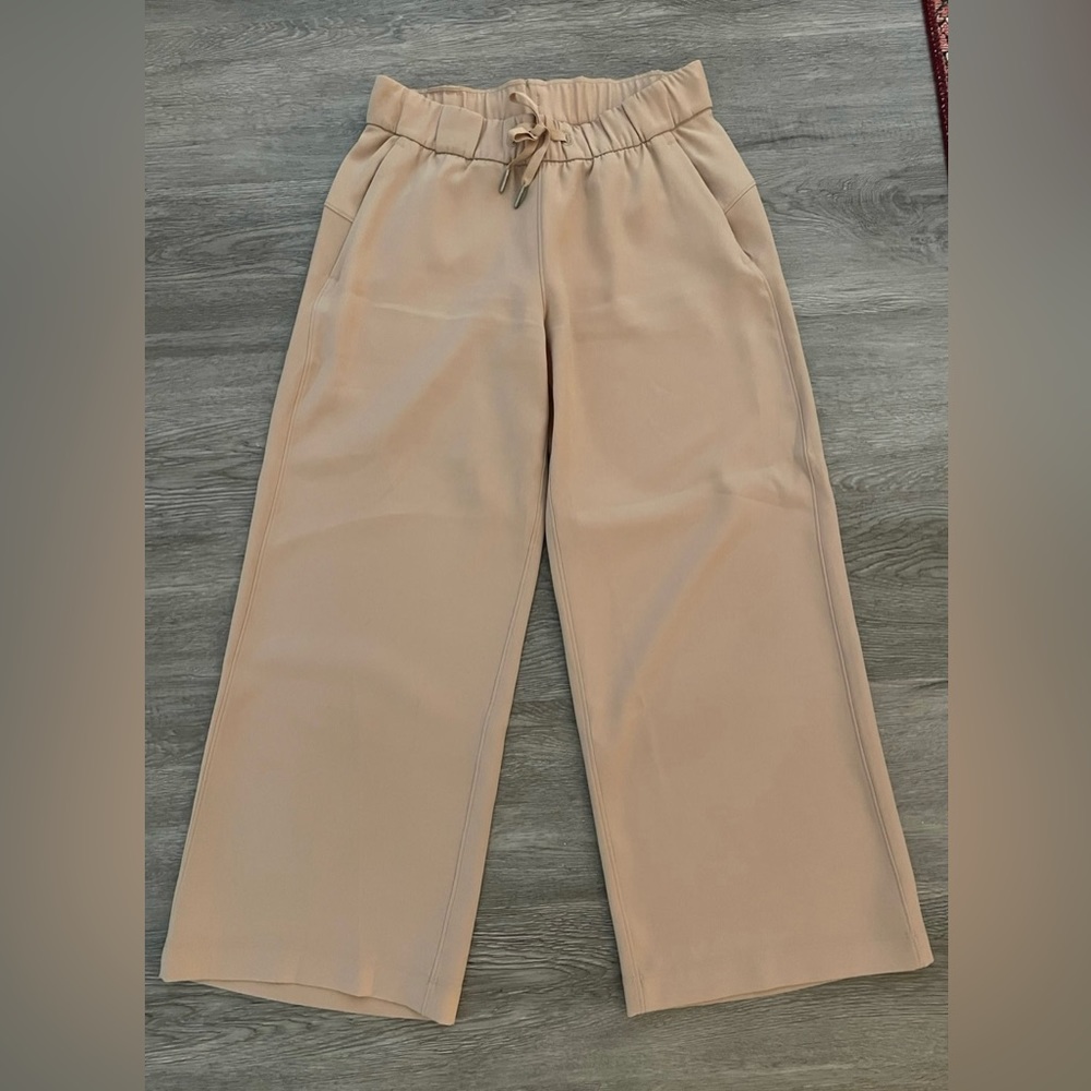 Lululemon on the fly wide leg pant size 4